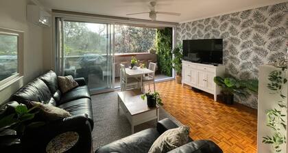 Central Location to beach & shops, quiet, balcony & bar & bar stools. Tree view.
