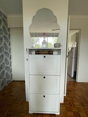Interior - Central Location to beach & shops, quiet, balcony & bar & bar stools. Tree view. (Frankston)