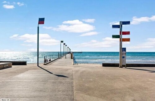 Central Location to beach & shops, quiet, balcony & bar & bar stools. Tree view.