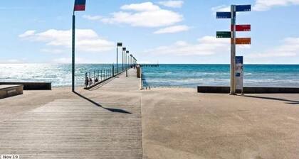 Central Location to beach & shops, quiet, balcony & bar & bar stools. Tree view.