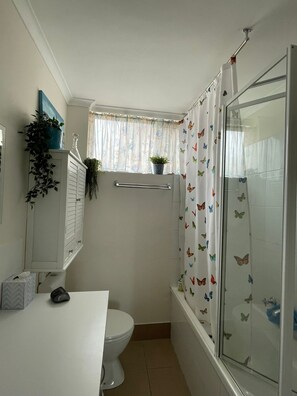 Hair dryer, towels, soap, toilet paper - Central Location to beach & shops, quiet, balcony & bar & bar stools. Tree view. (Frankston)