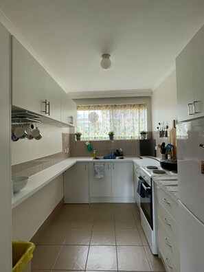 Private kitchen - Central Location to beach & shops, quiet, balcony & bar & bar stools. Tree view. (Frankston)