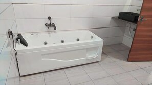 Deluxe Room | Bathroom - Hotel Kamla Kishan (Khatoo)