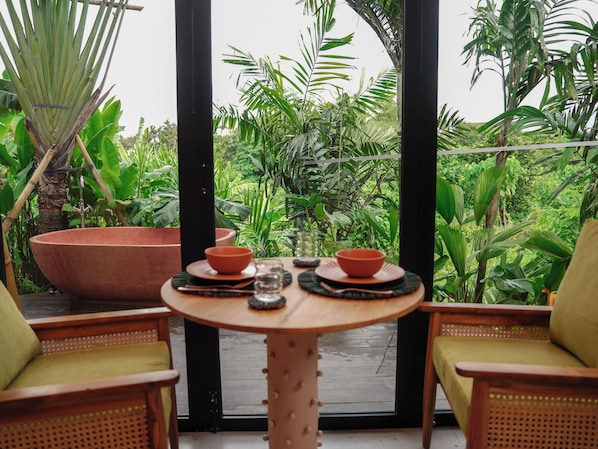 Villa Deluxe, 1 letto king con divano letto, piscina privata, vista fiume | Sala da pranzo