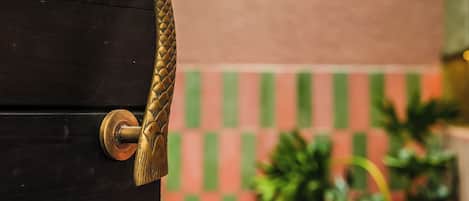 A door with a palm tree-shaped handle and a keyhole.