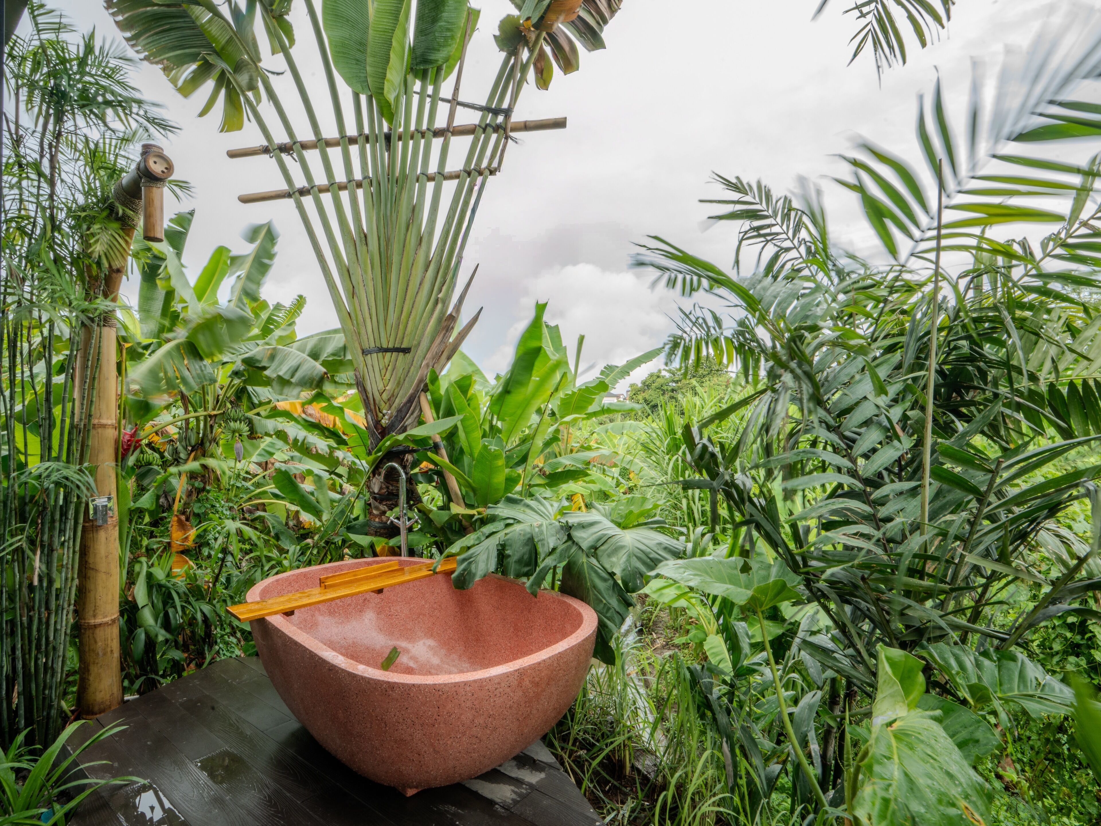 Vila luxo, 1 cama King e sofá-cama, piscina particular, vista para o rio | Banheira de imersão