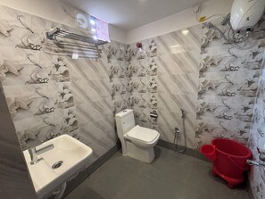 Standard Double Room | Bathroom