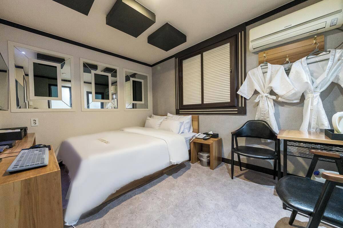 Basic Double Room, City View | Desk, laptop workspace, free WiFi