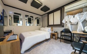 Habitación básica doble, vista a la ciudad | Escritorio, espacio para trabajar con laptop y wifi gratis 