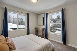 4 Schlafzimmer, Schreibtisch, Bügeleisen/Bügelbrett, Reisekinderbett