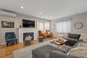 Smart TV, chimenea y libros 