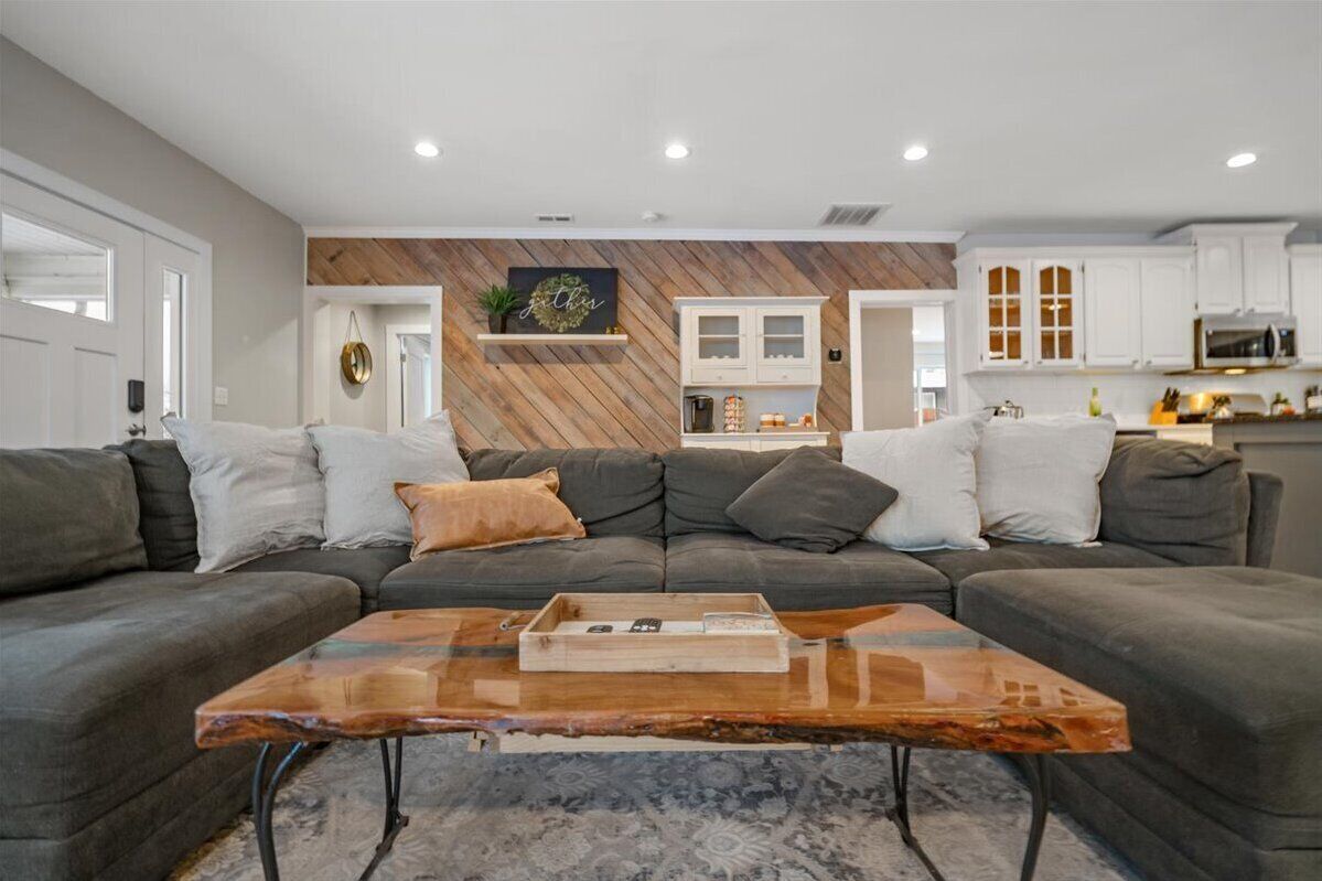 Een smart-tv, een open haard en boeken