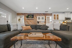 Een smart-tv, een open haard en boeken