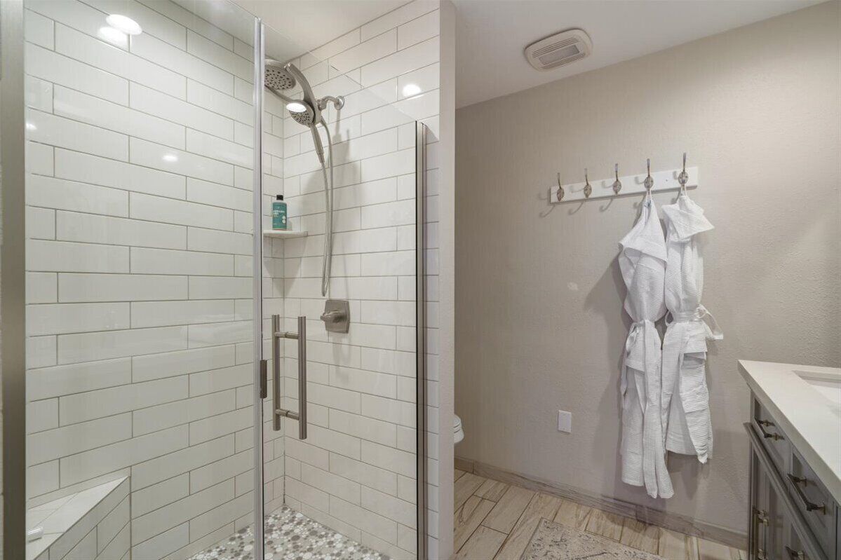 Douche, articles de toilette écologiques, séchoir à cheveux