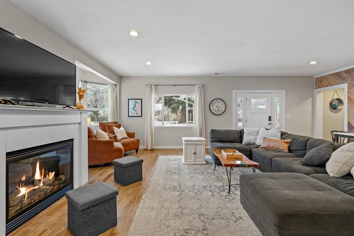 Een smart-tv, een open haard en boeken