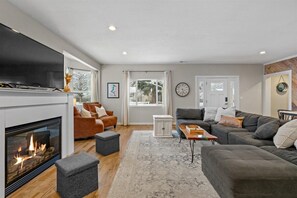 Smart TV, fireplace, books - Relaxing Retreat- 4-bedroom house with sauna & hot-tub in Coeur d'Alene (Coeur d'Alene)