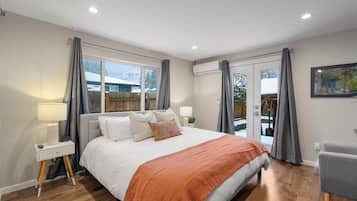 4 bedrooms, desk, iron/ironing board, travel crib