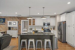 Fridge, microwave, oven, stovetop - Relaxing Retreat- 4-bedroom house with sauna & hot-tub in Coeur d'Alene (Coeur d'Alene)