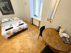 Escritorio y espacio para trabajar con laptop