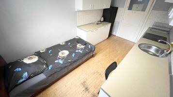 Classic Single Room | Meja, ruang kerja komputer riba, seterika/papan seterika, Wi-fi percuma