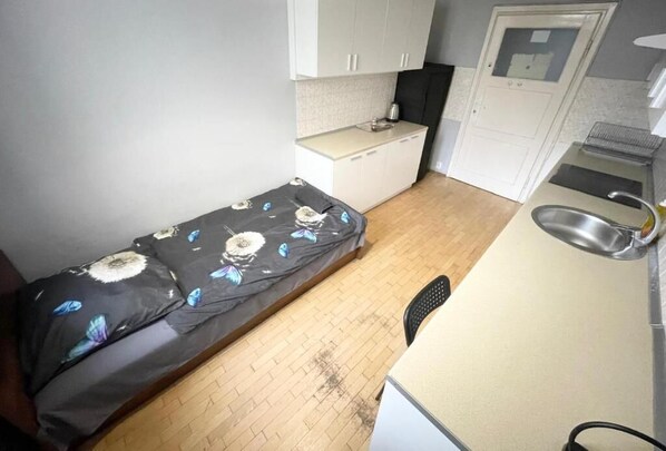 Classic Single Room | Meja, ruang kerja komputer riba, seterika/papan seterika, Wi-fi percuma 