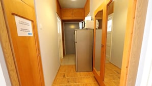 A narrow hallway with wooden flooring and doors, one of which has a sign indicating private property. - Fantastic Inn Warsaw - Górskiego (Warsaw)