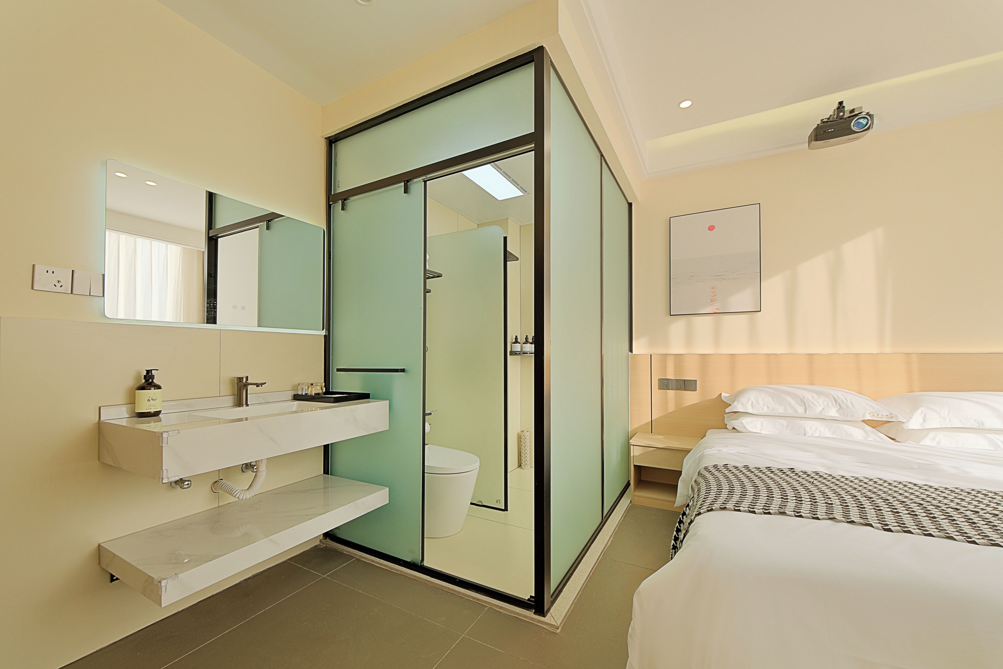 Free WiFi, bed sheets