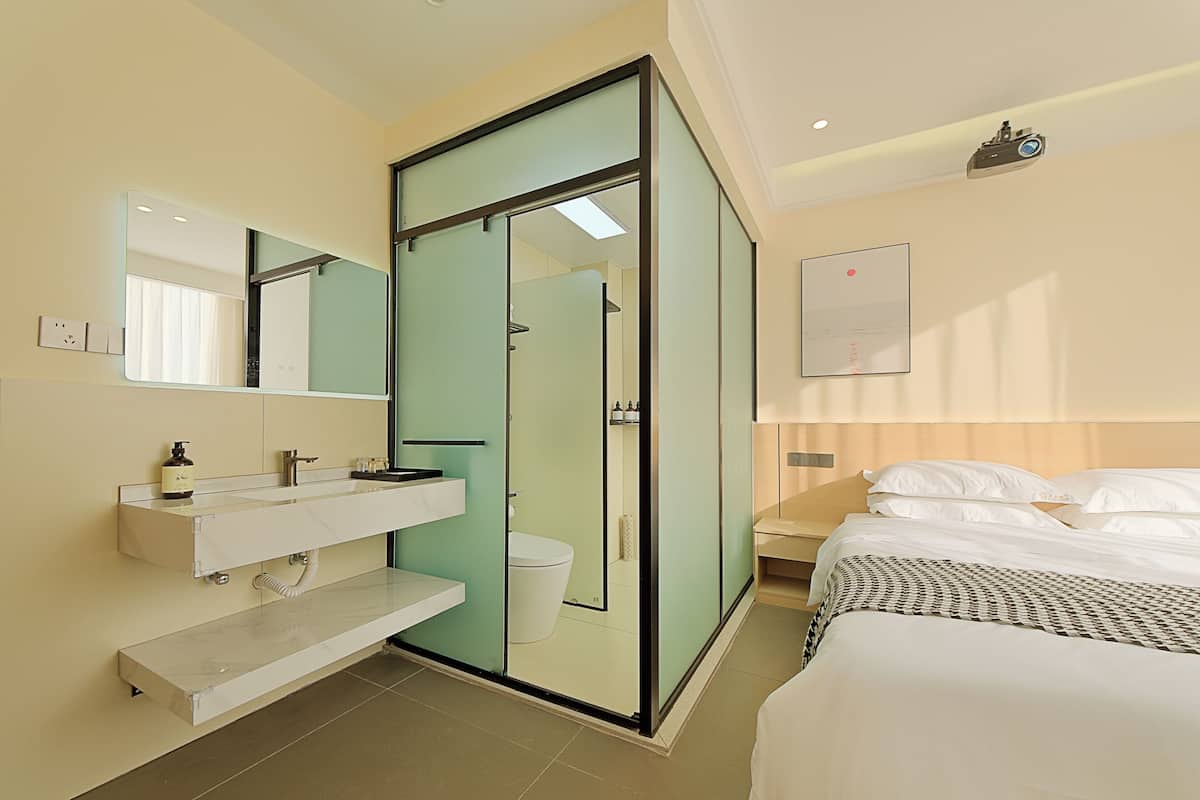 WiFi (free), bed sheets