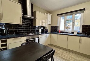 Fridge, microwave, oven, stovetop - Comfortable 2BDR House near Surrey Quays and River (Greater London)