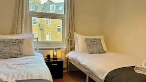2 slaapkamers, een strijkplank/strijkijzer, internet, beddengoed