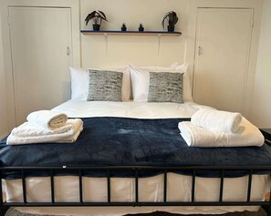 Iron/ironing board, Internet, bed sheets - Comfortable 2BDR House near Surrey Quays and River (Greater London)