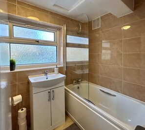 Shower - Comfortable 2BDR House near Surrey Quays and River (Greater London)