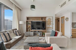 Flat-screen TV - Elegant 1BR with Panoramic Views (Dubai)