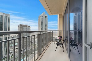 Terrace/patio - Elegant 1BR with Panoramic Views (Dubai)