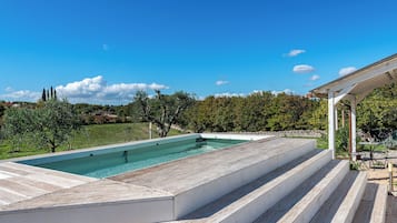 Hồ bơi ngoài trời phục vụ theo mùa