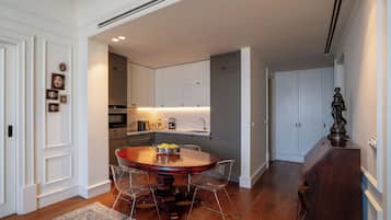 Suite panorámica, balcón, vistas al mar | Restauración