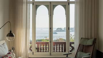 Suite Premium, vista al mar | Ropa de cama de alta calidad y minibar