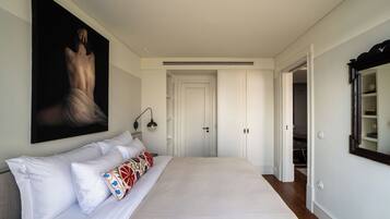 Panoramic-Suite, Balkon, Meerblick | Zimmersafe, Bügeleisen/Bügelbrett, kostenloses WLAN