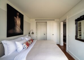 Panoramic-Suite, Balkon, Meerblick | Zimmersafe, Bügeleisen/Bügelbrett, kostenloses WLAN