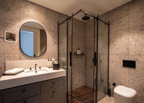 Shower, hair dryer, slippers, towels - Hovagimyan Hotel and Suites (İstanbul)