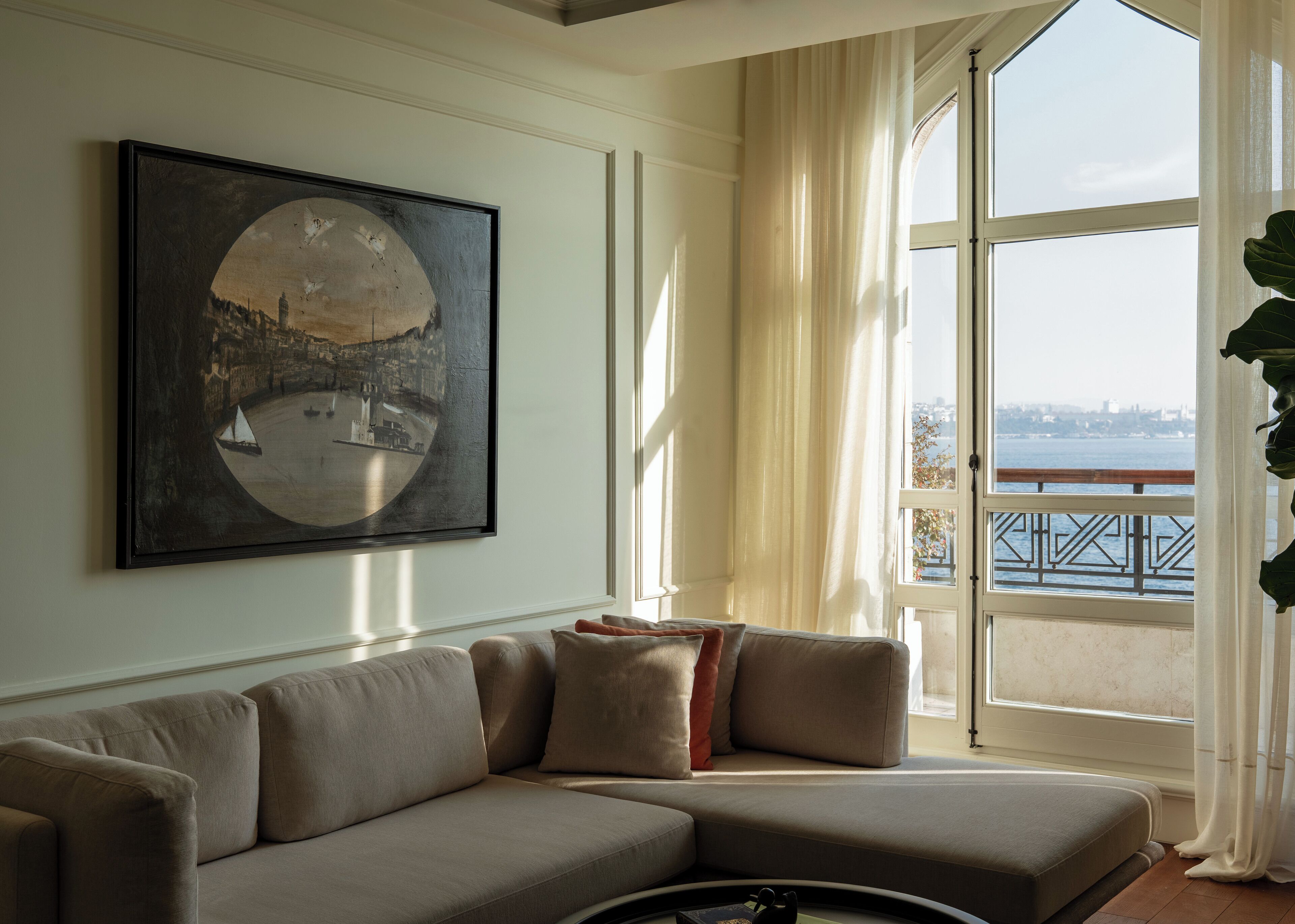 Panoramic-Suite, Balkon, Meerblick | Wohnbereich | 140-Zoll-Smart-TV mit Satellitenempfang, Fußbodenheizung