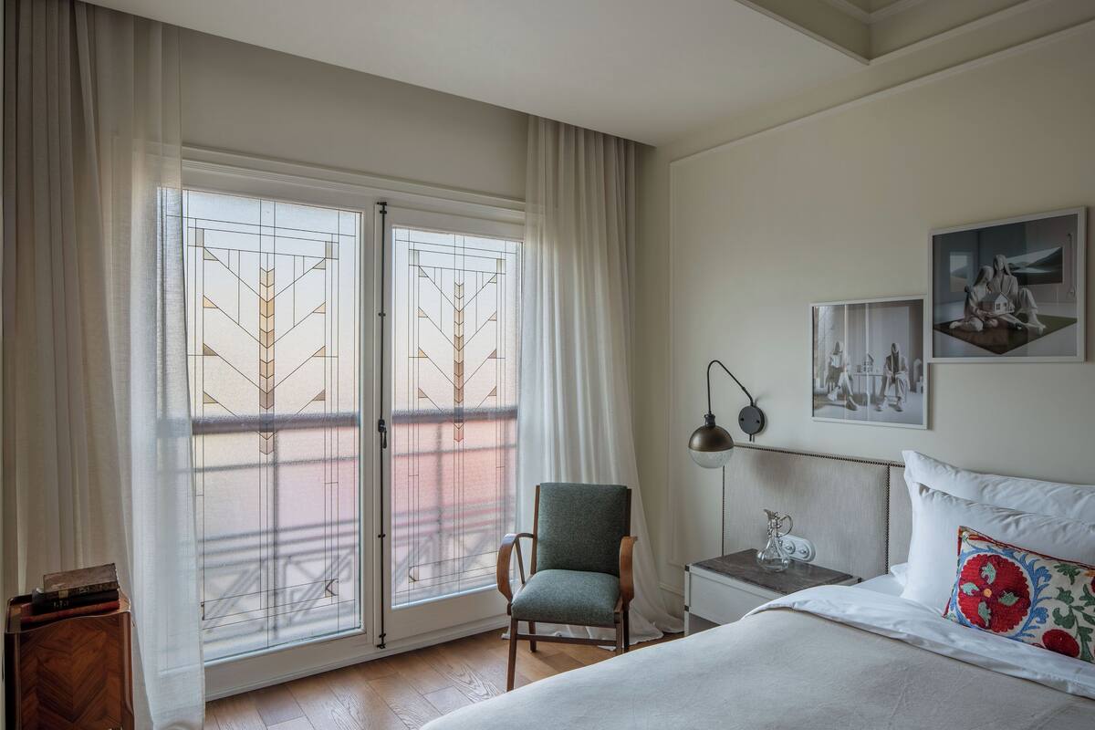 Comfort Suite, Non Smoking, Kitchen | In-room safe, iron/ironing board, free WiFi