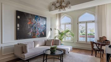 تلفزيون ذكي بحجم 140-بوصة يعرض قنوات فضائية، أرضيات مدفأة