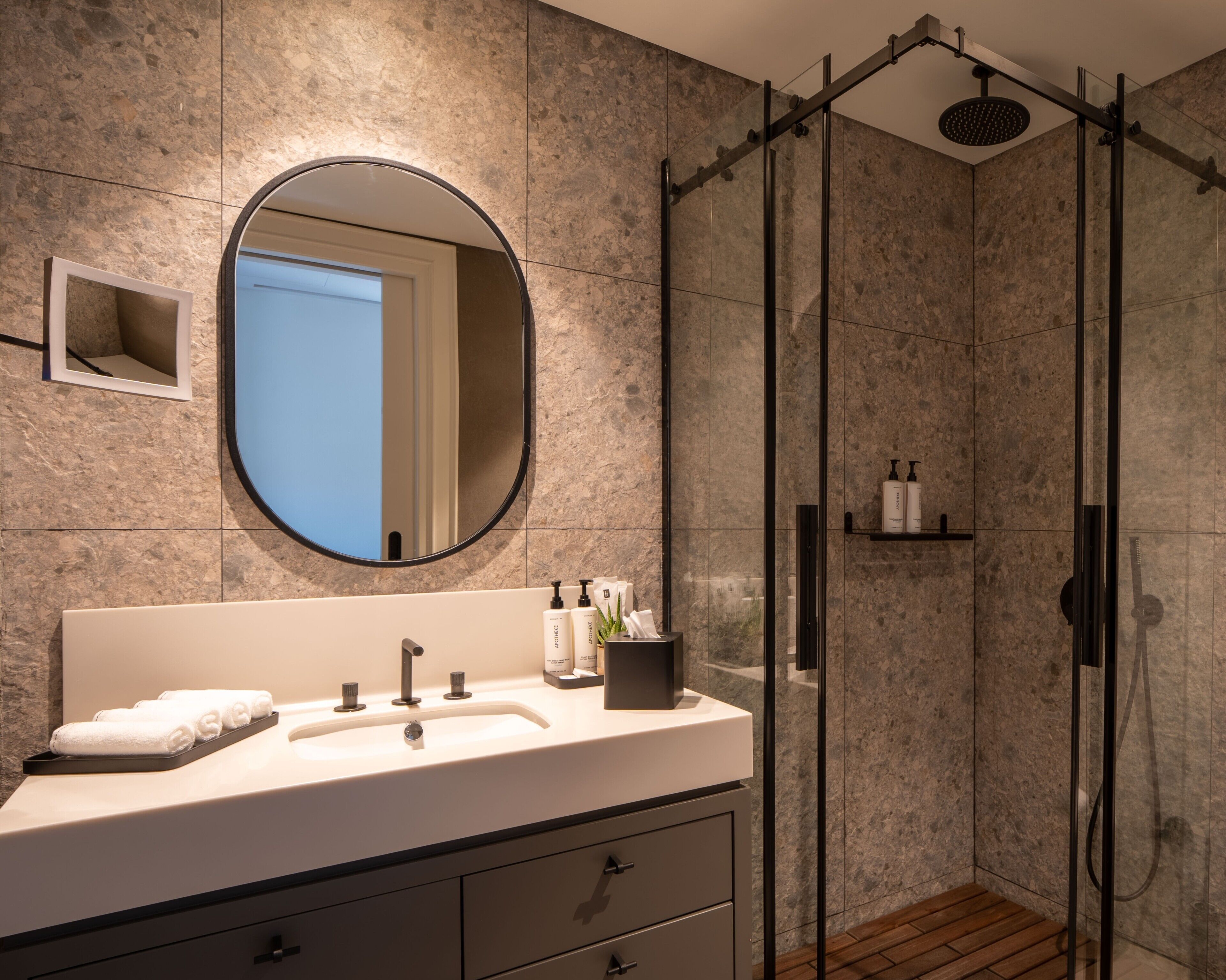 Dusche, Regendusche, Designer-Toilettenartikel, Haartrockner
