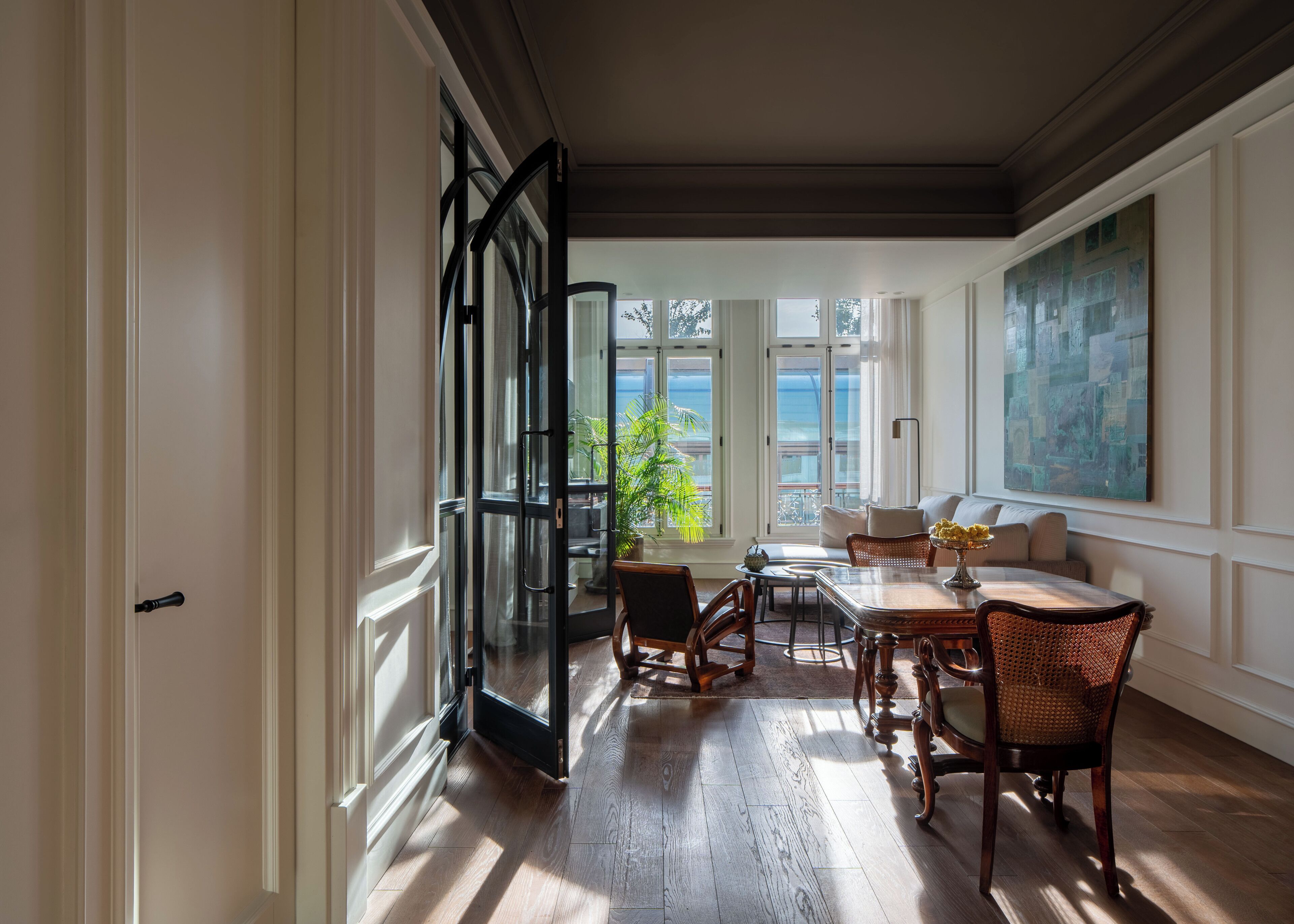 Suite (Urban) | Living room | 140-inch Smart TV with satellite channels, heated floors