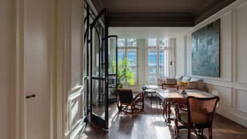 Suite (Urban) | Wohnzimmer | 140-Zoll-Smart-TV mit Satellitenempfang, Fußbodenheizung