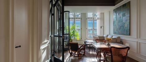 Suite (Urban) | Salle de séjour | Téléviseur connecté de 140 po avec télévision par satellite