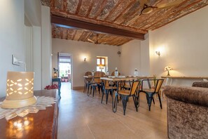 Bao gồm bữa sáng đặc sản địa phương hàng ngày 