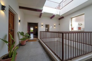 إطلالة على الفناء