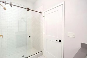 Een douche, een haardroger, handdoeken